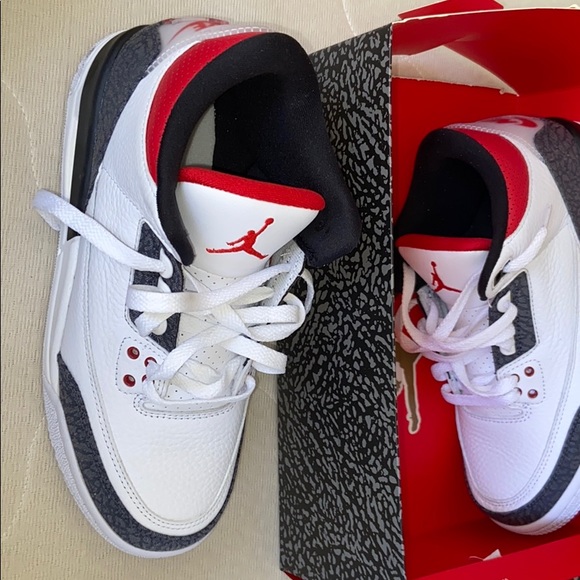 Air Jordan 3s GS(GRADESCHOOL) - Picture 3 of 5